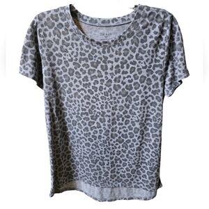 🥳 3/$30 Zoe + Liv Short Sleeve Gray Leopard Print Tee Size L
